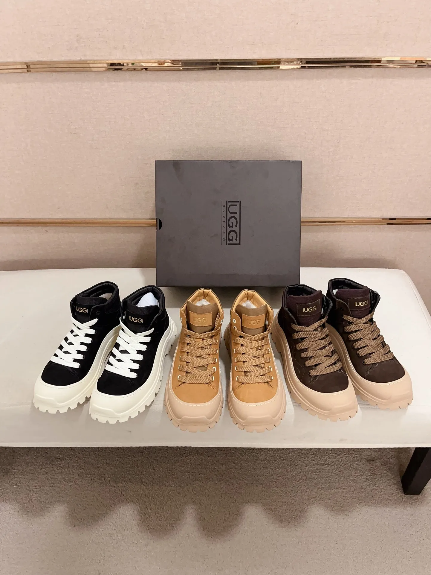 Factory Price: 390 Men's Men's Shoes 💰North American Men's Shoes Ugg ☃️In the special sale of new high-quality men's shoes and snow boots in autumn and winter, the nemesis of extreme cold weather! Made of cowhide leather, merino wool lining, and original outsole, whether driving, outdoor or daily wear, there is always one that suits you! Code number 39-44